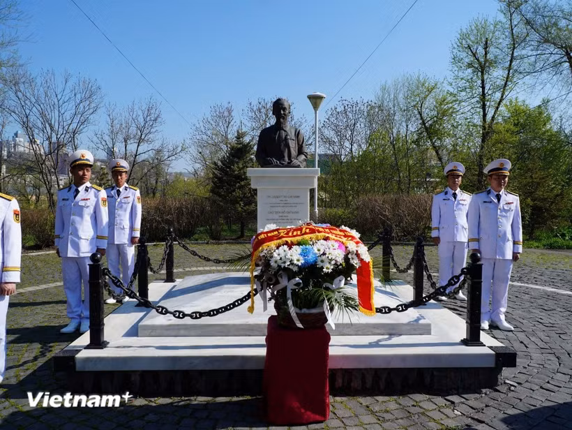 Lễ dâng hoa tại Tượng đài Chủ tịch Hồ Chí Minh ở Thành phố Vladivostok, Liên bang Nga. (Ảnh: Vietnam+)