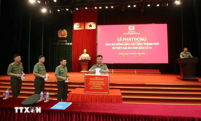 Cán bộ chiến sỹ Công an thành phố Hà Nội ủng hộ ít nhất một ngày lương, gửi tới đồng bào vùng bão lũ. (Ảnh: TTXVN phát)