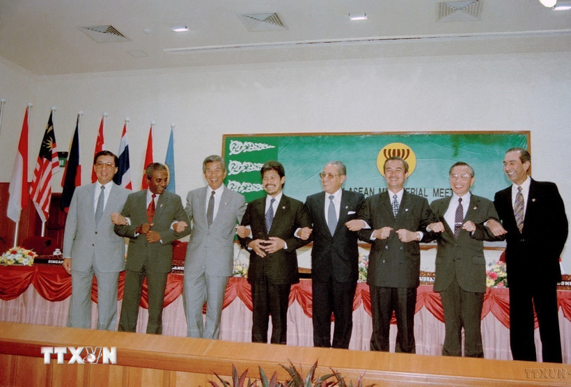 Bộ trưởng Ngoại giao các nước ASEAN chào mừng Việt Nam trở thành thành viên chính thức. (Ảnh: Trần Sơn/TTXVN)