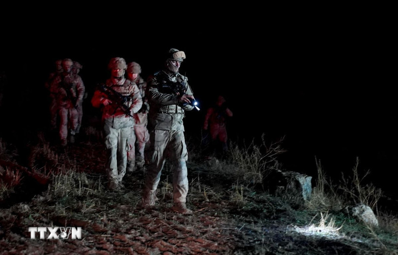 Lực lượng cứu hộ và binh sỹ Thổ Nhĩ Kỳ tìm kiếm máy bay quân sự Libya gặp nạn tại huyện Haymana. (Ảnh: AA/TTXVN)