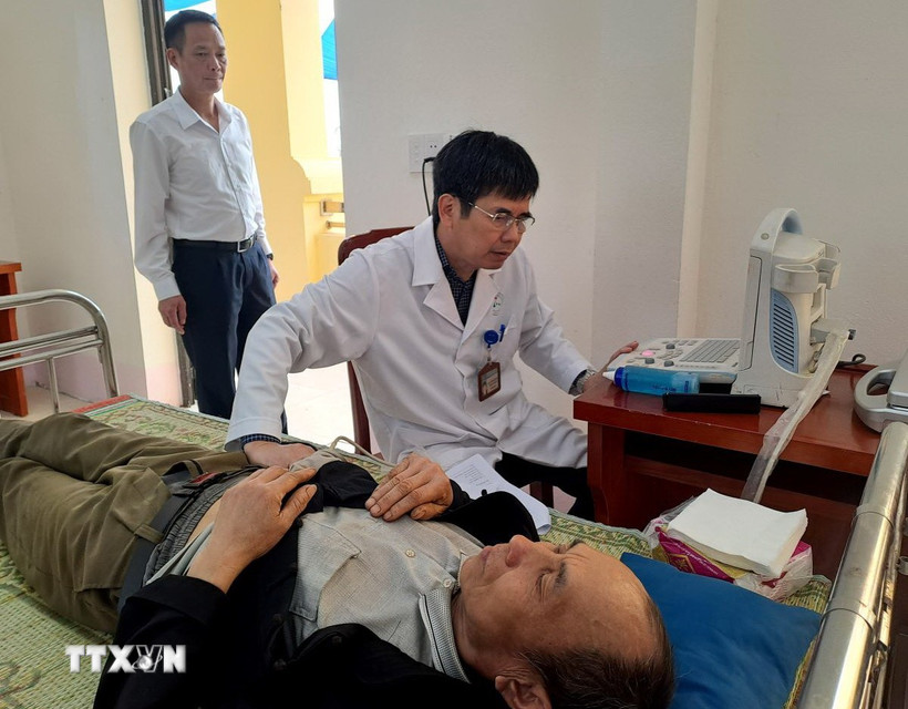 Các y, bác sỹ khám bệnh cho người dân xã biên giới Thắng Mố (huyện Yên Minh, Hà Giang). (Ảnh: Đức Thọ/TTXVN)