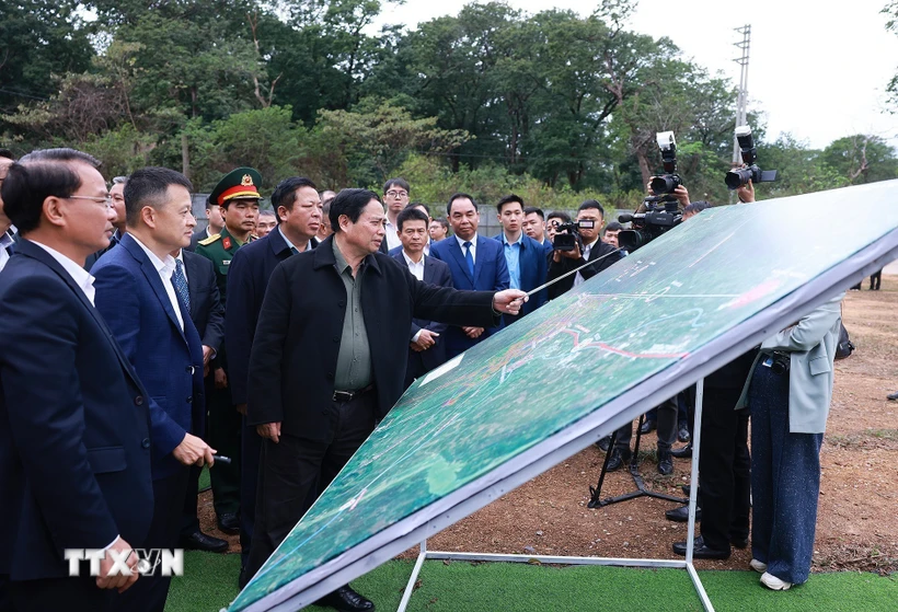 Thủ tướng Phạm Minh Chính khảo sát dự án Khu du lịch nghỉ dưỡng sinh thái Tam Đảo 2 tại thị trấn Đại Đình, huyện Tam Đảo. (Ảnh: Dương Giang/TTXVN)