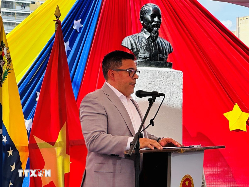 Ủy viên Bộ Chính trị, Phó Chủ tịch phụ trách dân vận Đảng PSUV Nahum Fernández phát biểu tại lễ kỷ niệm. (Ảnh: TTXVN phát)