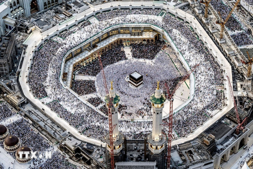 Các tín đồ Hồi giáo cầu nguyện tại Đền thờ Lớn ở thánh địa Mecca, Saudi Arabia trước lễ hành hương Hajj, ngày 11/6/2024. (Ảnh: AFP/TTXVN)