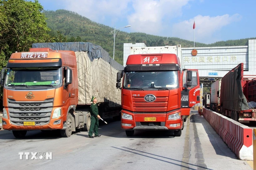 Tháo gỡ khó khăn cho doanh nghiệp xuất nhập khẩu qua cửa khẩu
