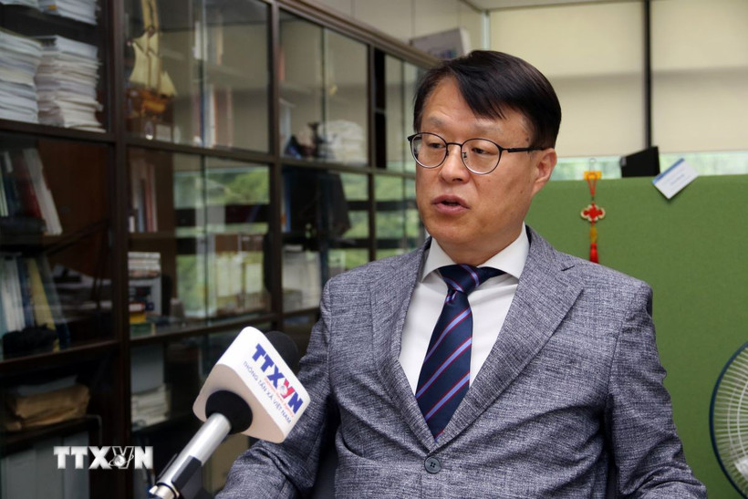 Giáo sư Choe Won Gi, Giám đốc Trung tâm Nghiên cứu ASEAN-Ấn Độ, Học Viện Ngoại giao Hàn Quốc (KNDA) trả lời phỏng vấn của phóng viên TTXVN tại Hàn Quốc về chuyến thăm. (Ảnh: Trường Giang/TTXVN)