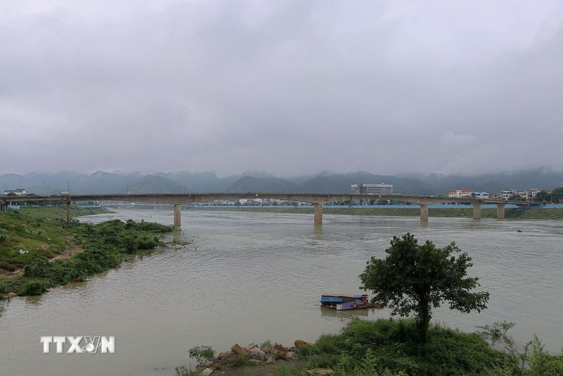 Nước sông Đà dâng lên cao tại khu vực hạ du thủy điện Hòa Bình. (Ảnh: Thanh Hải/TTXVN)