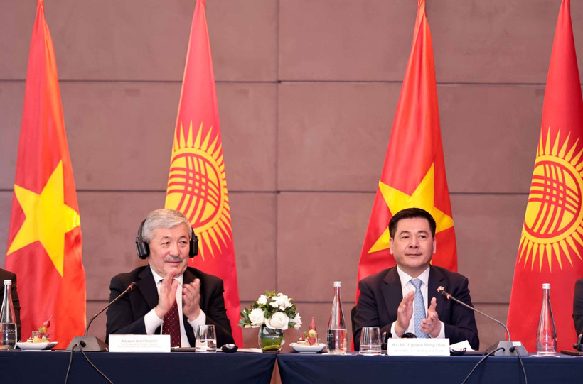 Thủ tướng Kyrgyzstan Adylbek Kasymaliev và Bộ trưởng Nguyễn Hồng Diên đồng chủ trì Diễn đàn. (Ảnh: Trần Việt/TTXVN)