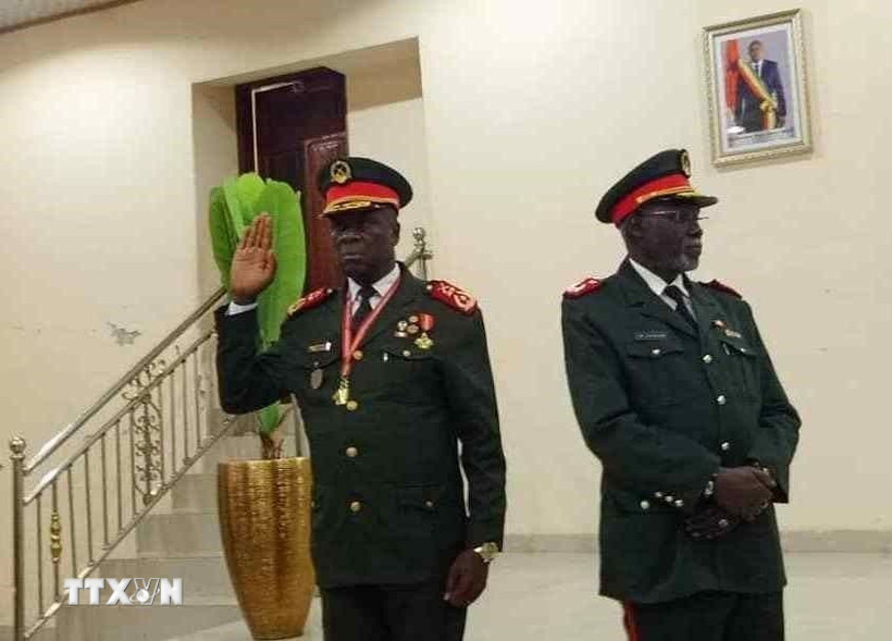 Tướng Horta Nta Na Man (trái) tuyên thệ nhậm chức “Tổng thống chuyển tiếp” ở Guinea-Bissau sau binh biến, ngày 27/11/2025. (Ảnh: THX/TTXVN)