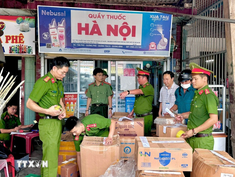 Lực lượng chức năng phát hiện và niêm phong số thuốc, thực phẩm chức năng không có nguồn gốc. (Ảnh: TTXVN phát)
