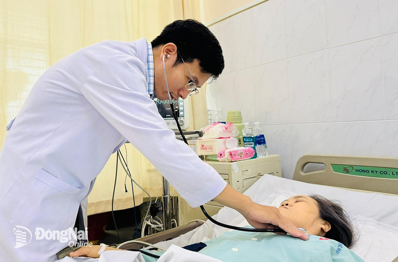 Bác sỹ Trần Đức Chuyên khám sức khỏe cho bệnh nhân. (Nguồn: Báo Đồng Nai)