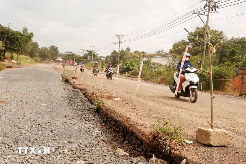 Dự án nâng cấp, mở rộng đường ĐT.753 thi công dở dang. (Ảnh: K GỬIH/TTXVN)
