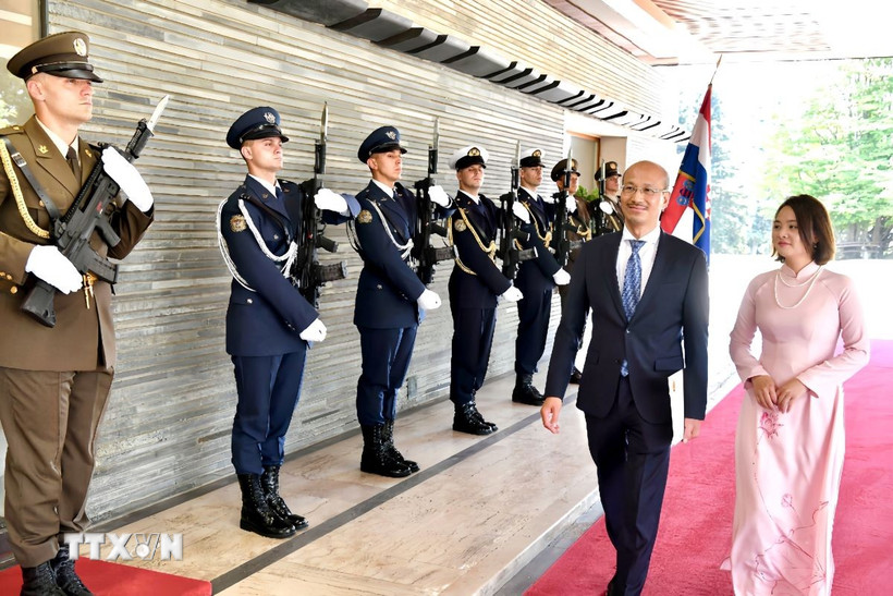 Đại sứ Việt Nam tại Cộng hòa Croatia Bùi Lê Thái và phu nhân duyệt đội danh dự. (Ảnh: TTXVN phát)