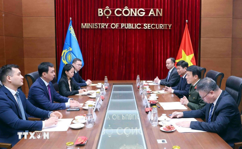Đại tướng Lương Tam Quang, Bộ trưởng Bộ Công an tiếp Chủ tịch Cơ quan phòng, chống tham nhũng Kazakhstan Zhumagali Askhat. (Ảnh: Phạm Kiên/TTXVN)