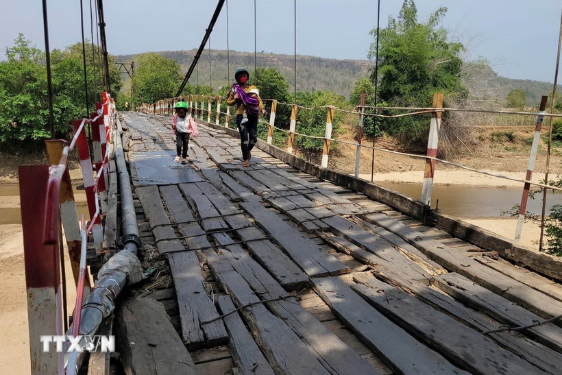 Tình trạng xuống cấp, hư hỏng của cầu treo Tung Ke bắc qua sông Ayun (xã Ayun, huyện Chư Sê, tỉnh Gia Lai). (Ảnh: Hoài Nam/TTXVN)