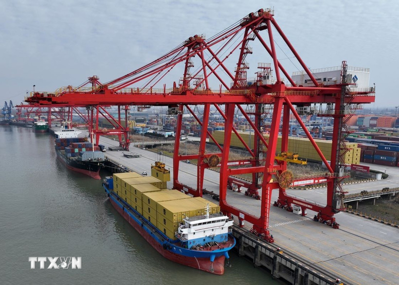 Quang cảnh cảng hàng hóa tại tỉnh Giang Tô, Trung Quốc. (Ảnh: THX/TTXVN)