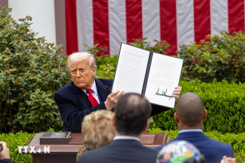 Ngày 2/4/2025, Tổng thống Mỹ Donald Trump đã công bố áp mức thuế cơ bản 10% đối với hàng nhập khẩu từ tất cả các quốc gia và vùng lãnh thổ trên thế giới. (Ảnh: THX/TTXVN)