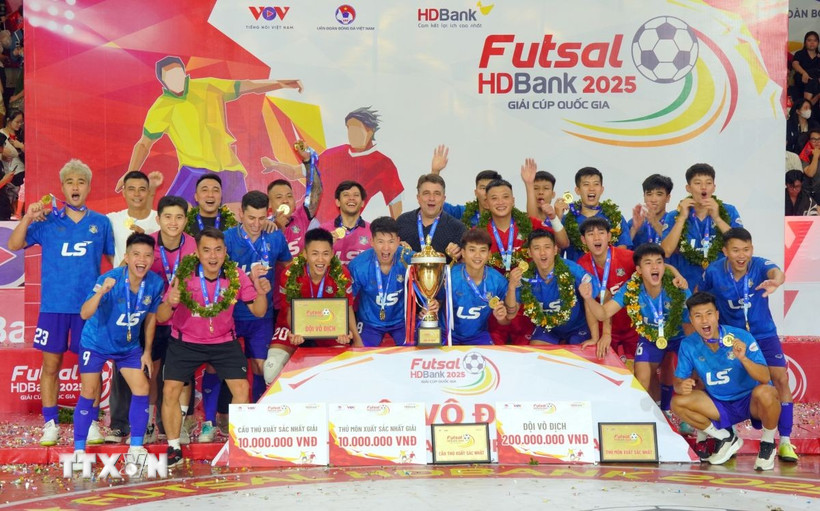 Đội Thái Sơn Bắc với Cúp vô địch Giải Futsal HDBank Cúp Quốc gia 2025. (Ảnh: Trung Tuyến/TTXVN)