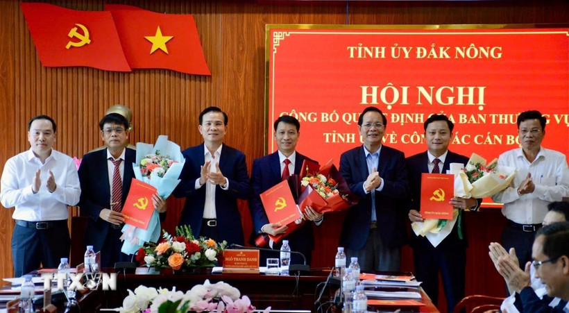 Lãnh đạo tỉnh Đắk Nông trao các quyết định điều động, bổ nhiệm cán bộ, lãnh đạo. (Ảnh: TTXVN phát)