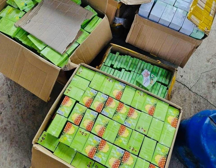 Công an Tây Ninh triệt xóa đường dây buôn bán thực phẩm chức năng giả. (Ảnh: TTXVN phát)