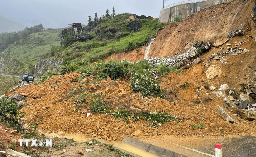 Mưa lớn gây sạt lở đất ảnh hưởng đến các phương tiện tham gia giao thông tại đường tránh thị xã Sa Pa. (Ảnh: Quốc Khánh/TTXVN)