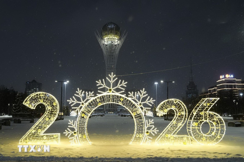 Đường phố được trang hoàng rực rỡ chờ đón Năm mới 2026, tại Astana, Kazakhstan. (Ảnh: THX/TTXVN)