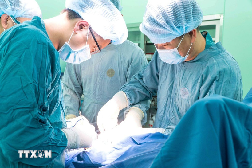 Các bác sỹ tiến hành phẫu thuật cho bệnh nhân. (Ảnh: TTXVN phát)