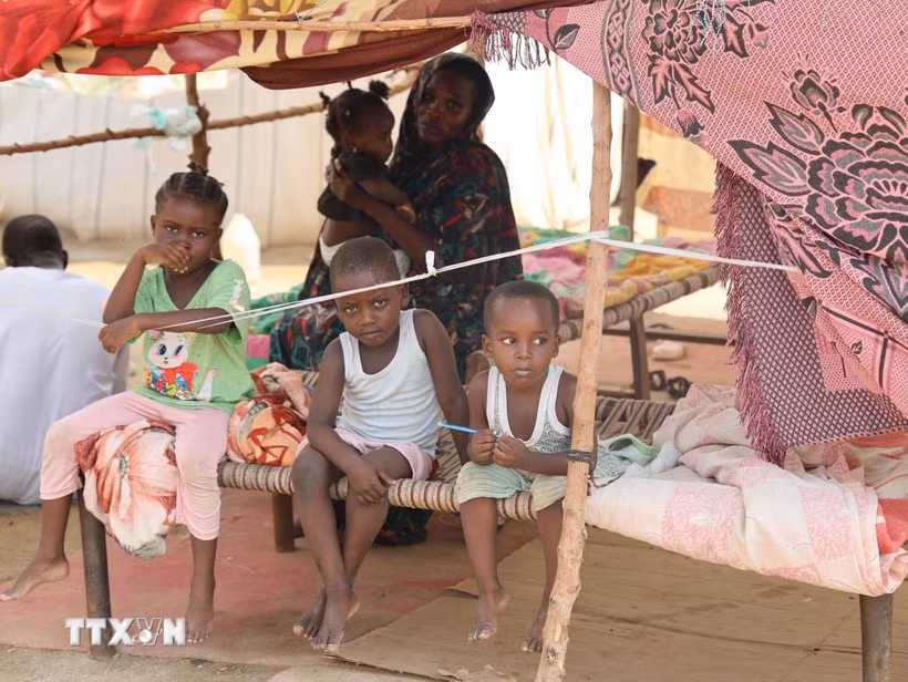 Người dân tại trại tị nạn ở Port Sudan, bang Biển Đỏ, Sudan. (Ảnh: THX/TTXVN)