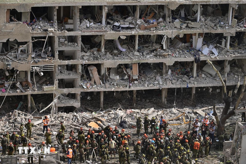 Tòa nhà tại Tel Aviv, miền Trung Israel bị phá hủy sau cuộc tấn công tên lửa của Iran. (Ảnh: THX/TTXVN)