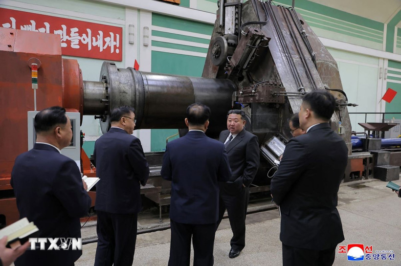 Nhà lãnh đạo Triều Tiên Kim Jong Un thị sát doanh nghiệp thuộc ngành công nghiệp vũ khí. (Ảnh: KCNA/TTXVN)