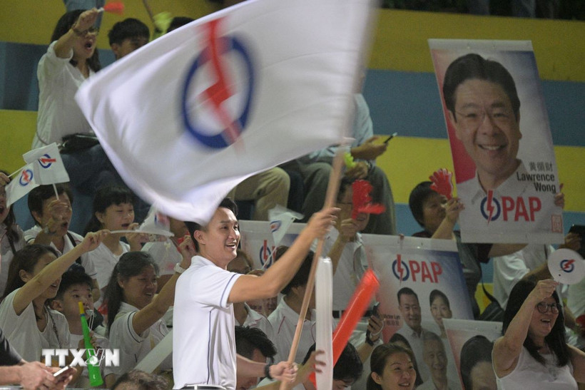 Những người ủng hộ đảng Hành động Nhân dân (PAP) tập trung chờ kết quả tổng tuyển cử tại Singapore. (Ảnh: THX/TTXVN)