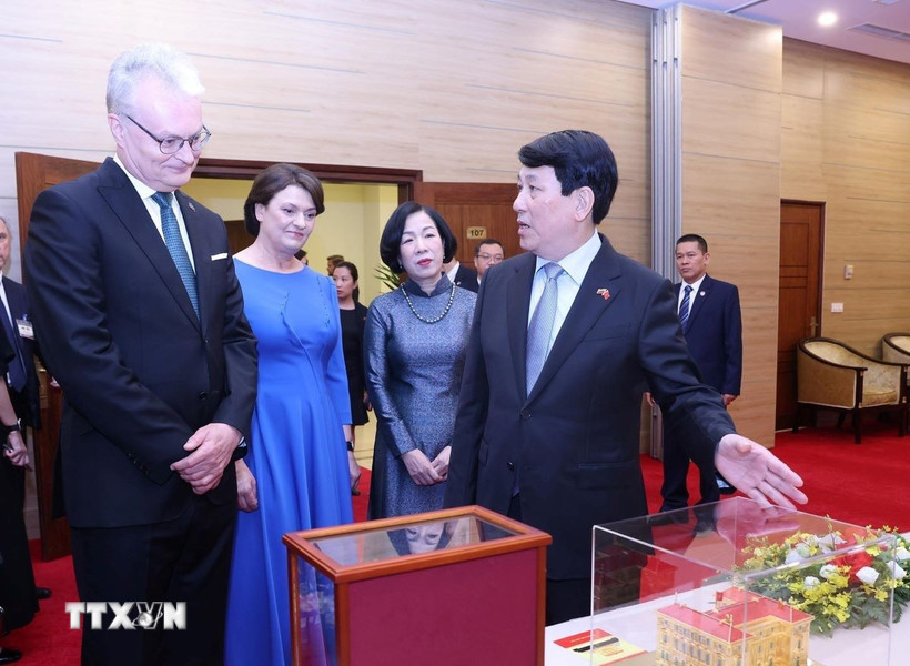 Chủ tịch nước Lương Cường và Phu nhân trao tặng phẩm chào mừng Tổng thống Litva Gitanas Nauseda và Phu nhân thăm chính thức Việt Nam. (Ảnh: Lâm Khánh/TTXVN)