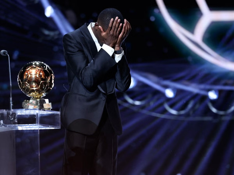 Dembele rơi lệ khi phát biểu tại lễ trao giải Quả bóng Vàng 2025. (Nguồn: AP)