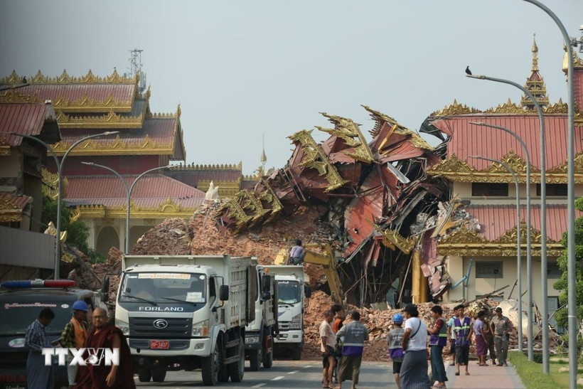 Cảnh đổ nát sau trận động đất tại Mandalay, Myanmar. (Ảnh: THX/TTXVN)