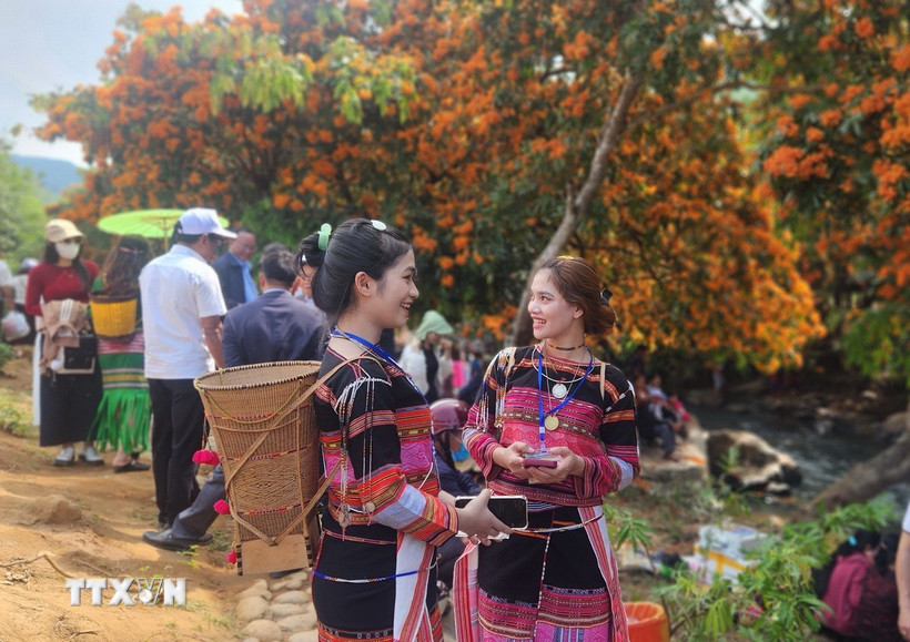 Các cô gái Ba Na K'riêm ở lễ hội hoa trang. (Ảnh: Sỹ Thắng/TTXVN)