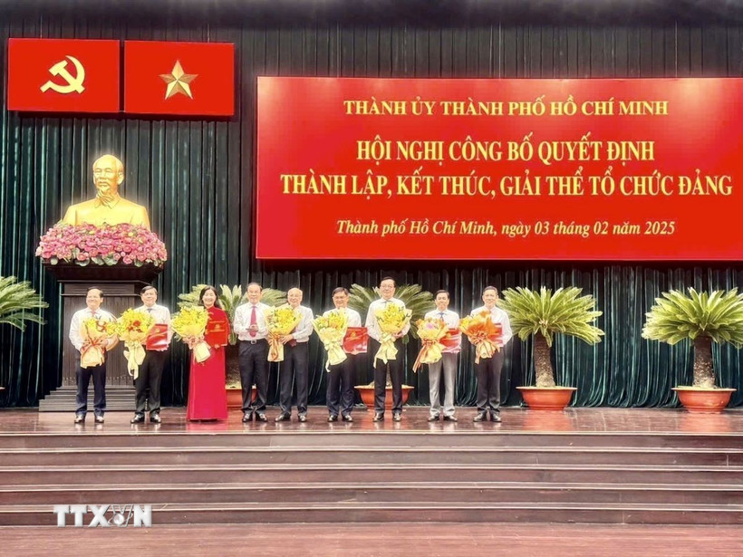 Trao quyết định thành lập và bổ nhiệm lãnh đạo Ban Tuyên giáo và Dân vận Thành uỷ Thành phố Hồ Chí Minh. (Ảnh: Anh Tuấn/TTXVN)