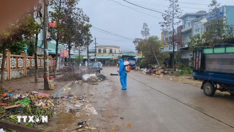 Lực lượng y tế Gia Lai khẩn trương xử lý môi trường ngay khi nước lũ rút. (Ảnh: Quang Thái/ TTXVN)