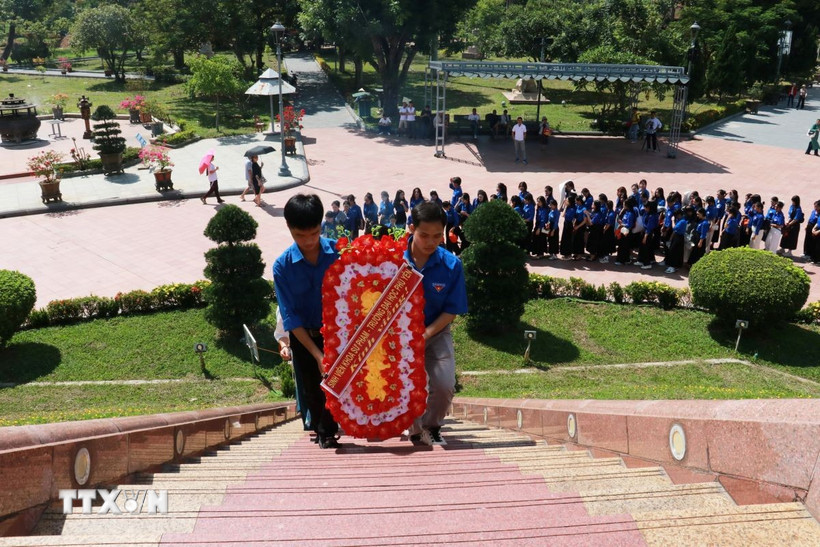Đông đảo người dân và du khách đến dâng hoa, dâng hương tại Thành cổ Quảng Trị. (Ảnh: Tường Vi/TTXVN)