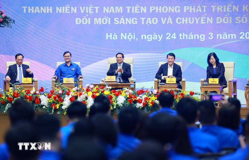 Thủ tướng Phạm Minh Chính và đại diện các bộ, ngành tham dự đối thoại với thanh niên Việt Nam năm 2025. (Ảnh: Dương Giang/TTXVN)