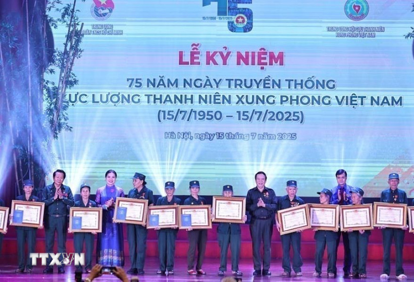 Đồng chí Bùi Quang Huy, Ủy viên dự khuyết Trung ương Đảng, Phó Chủ tịch Ủy ban Trung ương Mặt trận Tổ quốc Việt Nam, Bí thư Thứ nhất Ban Chấp hành Trung ương Đoàn tặng quà cho cựu TNXP trong các cuộc kháng chiến. (Ảnh: Minh Đức/TTXVN)