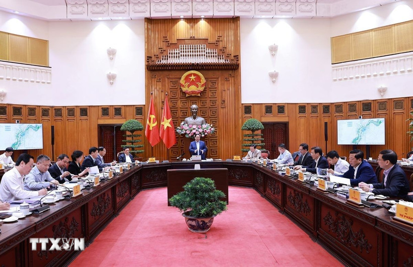 Thủ tướng Phạm Minh Chính chủ trì họp về dự án quy hoạch xây dựng cảnh quan sông Hồng. (Ảnh: Dương Giang/TTXVN)