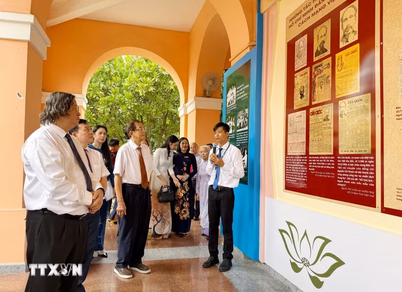 Các đại biểu nghe thuyết minh về các nội dung trong chuyên đề. (Ảnh: Thu Hương/TTXVN)