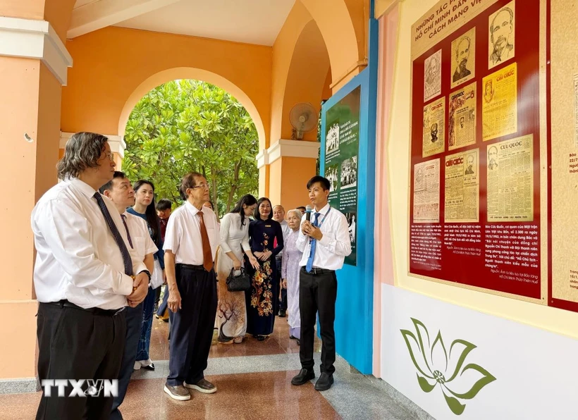 Các đại biểu nghe thuyết minh về các nội dung trong chuyên đề. (Ảnh: Thu Hương/TTXVN)