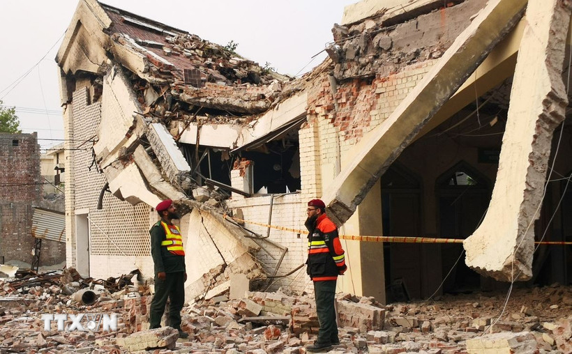 Ngôi nhà bị phá hủy sau cuộc tấn công bằng tên lửa tại thị trấn Muridke, gần Lahore, Pakistan. (Ảnh: THX/TTXVN)