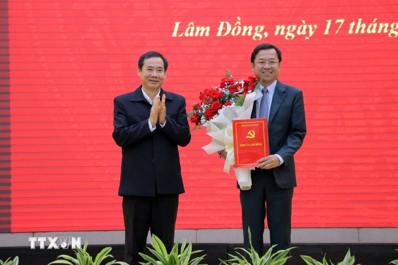 Quyền Bí thư Tỉnh ủy Lâm Đồng Nguyễn Thái Học trao Quyết định bổ nhiệm ông Tôn Thiện Đồng giữ chức Tân Trưởng Ban Tuyên giáo và Dân vận Tỉnh ủy. (Ảnh: Chu Quốc Hùng/TTXVN)