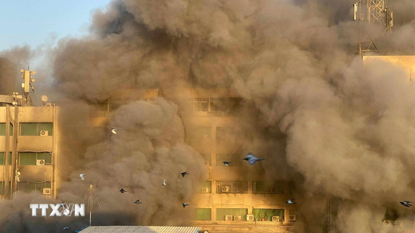 Hiện trường vụ hỏa hoạn tại trung tâm dữ liệu viễn thông ở Cairo, Ai Cập, ngày 7/7/2025. (Ảnh: THX/TTXVN)