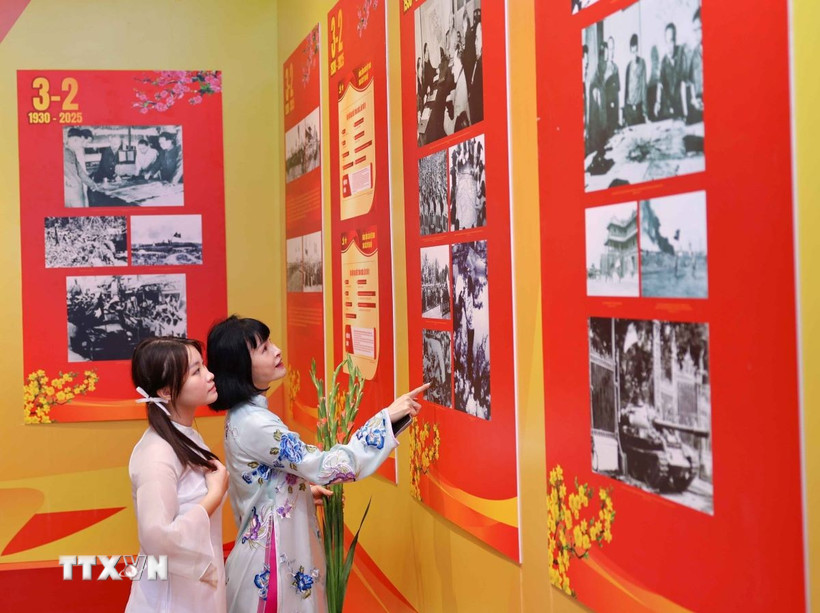 Công chúng thêm hiểu và tự hào về Đảng quang vinh, về Bác Hồ kính yêu, về Tổ quốc Việt Nam yêu dấu. (Ảnh: Thanh Tùng/TTXVN)