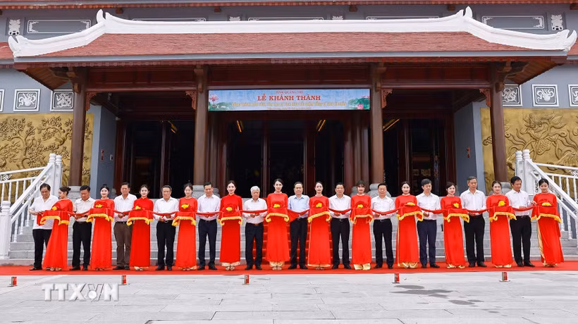 Chủ tịch Quốc hội Trần Thanh Mẫn và đại biểu cắt băng khánh thành Khu lưu niệm Tổng Bí thư Lê Duẩn tại Quảng Trị. (Ảnh: Doãn Tấn/TTXVN)