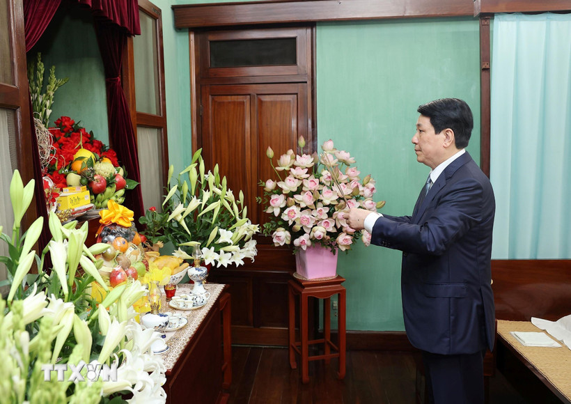 Chủ tịch nước Lương Cường dâng hương tưởng niệm Chủ tịch Hồ Chí Minh tại Nhà 67. (Ảnh: Lâm Khánh/TTXVN)