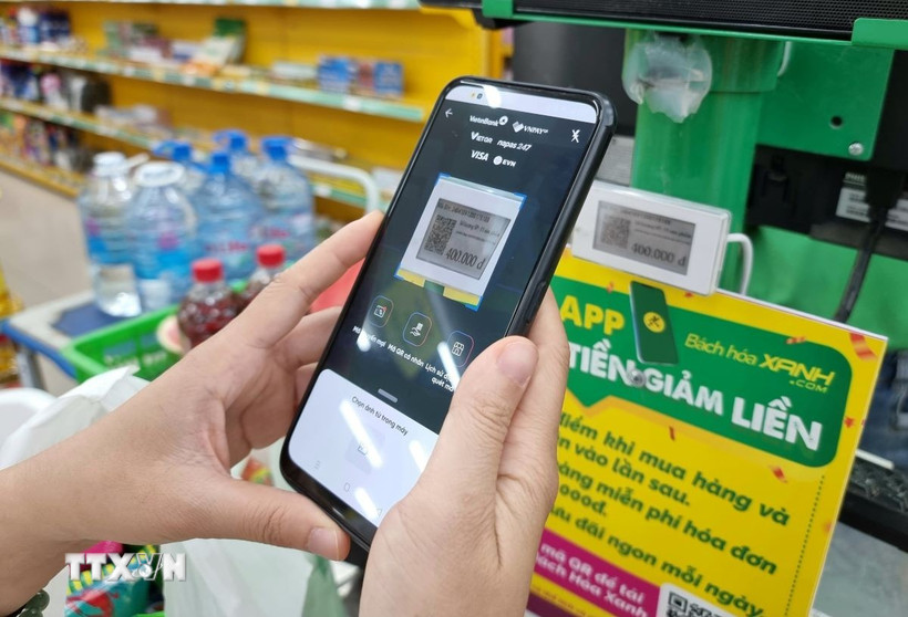 Thanh toán không dùng tiền mặt. (Ảnh: Nguyễn Thành/TTXVN)